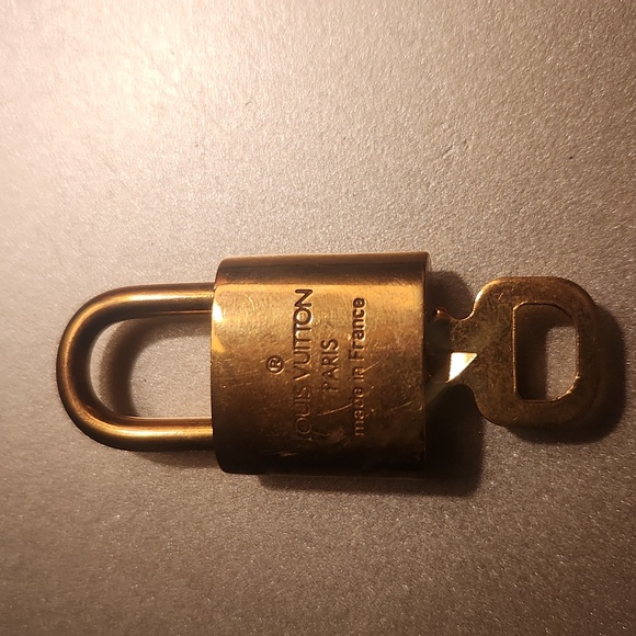 LV Brass lock & key - Picture 3 of 3